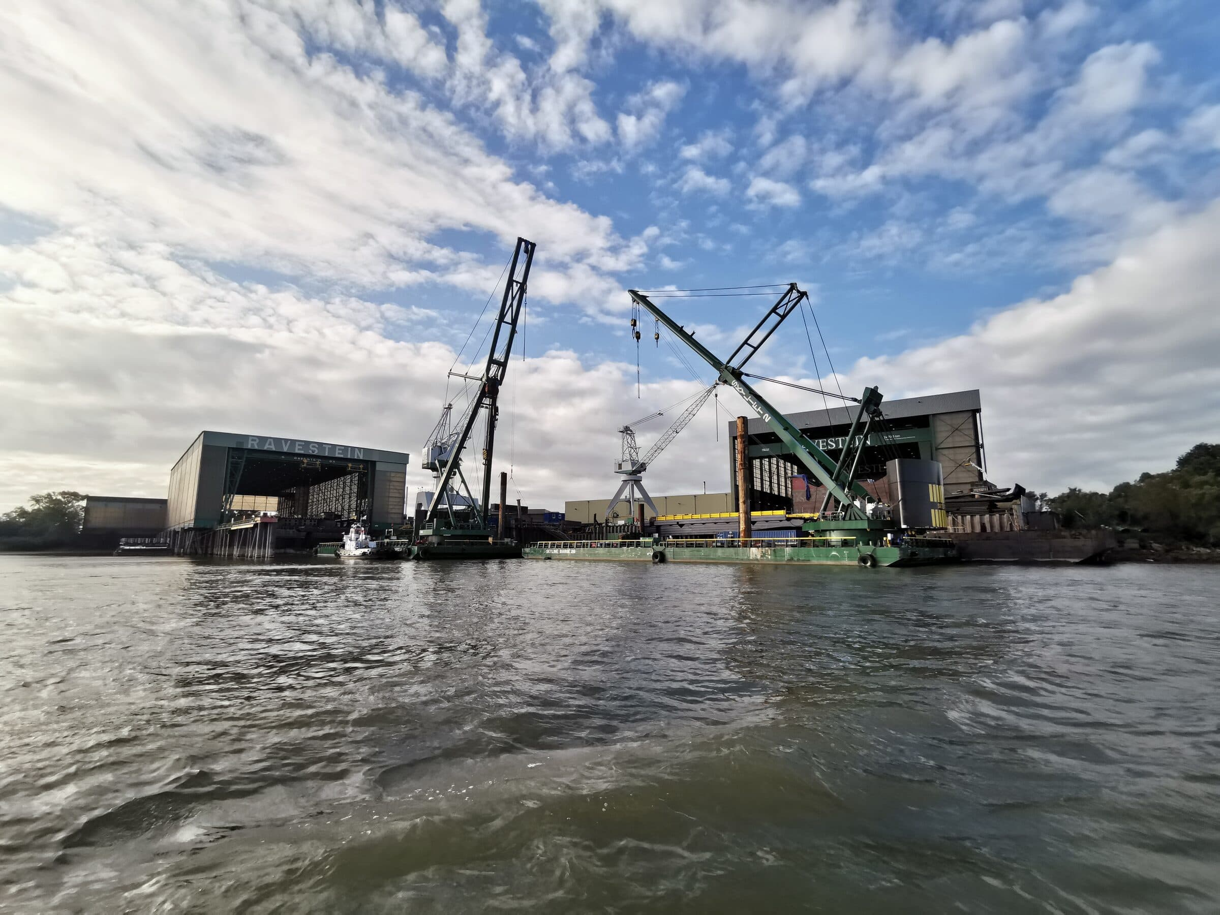 Scheepswerf Ravestein in Deest, met bouwhallen en een drijvende bok